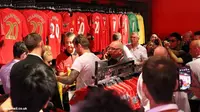 [VIDEO] Wujud Cinta, Beckham Belanja Jersey MU Champions 20