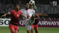 Bek Indonesia, Hansamu Yama berebut bola dengan striker Palestina, Oday Dabbagh pada laga Asian Games di Stadion Patriot, Bekasi, Jawa Barat, Rabu (15/8). Timnas Indonesia U-23 dipaksa menyerah 1-2 oleh Palestina. (Bola.com/Vitalis Yogi Trisna)