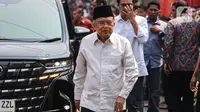 Sejumlah tokoh dan pejabat berdatangan untuk menyampaikan duka cita ke pihak keluarga Wakil Presiden ke-9 Republik Indonesia Hamzah Haz di rumah duka, Kawasan Tegalan, Matraman, Jakarta, Rabu (24/7/2024). Diantaranya, Wakil Presiden RI ke-10 dan 12 Jusuf Kalla. (Liputan6.com/Angga Yuniar)