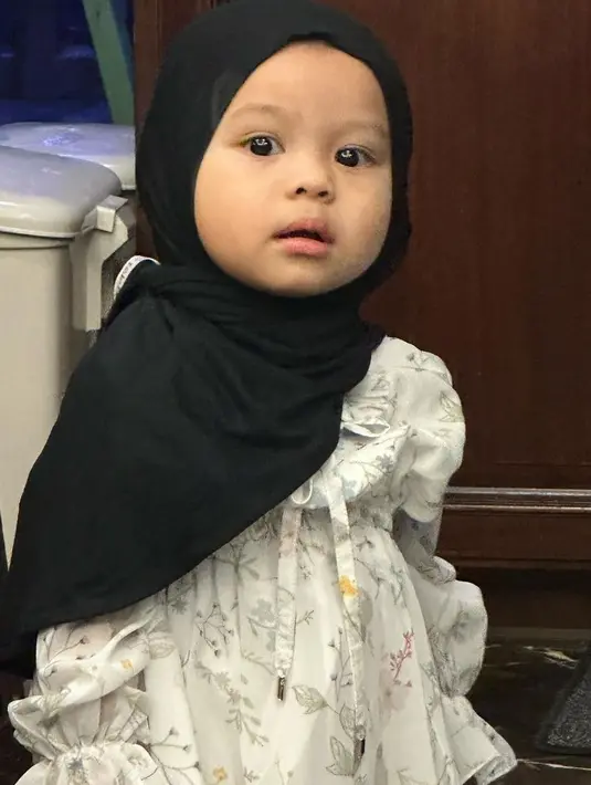 Dress floral ini punya detail ruffle di bagian lengan dan rok bikin Ameena terlihat girly [@krisdayantilemos]