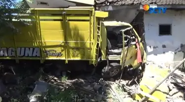 Sebuah truk tanpa muatan menabrak rumah di tepi jalan pantura Grati, Pasuruan, Jawa Timur. Akibat insiden tersebut, pengemudi truk dan seorang penghuni rumah mengalami kritis.