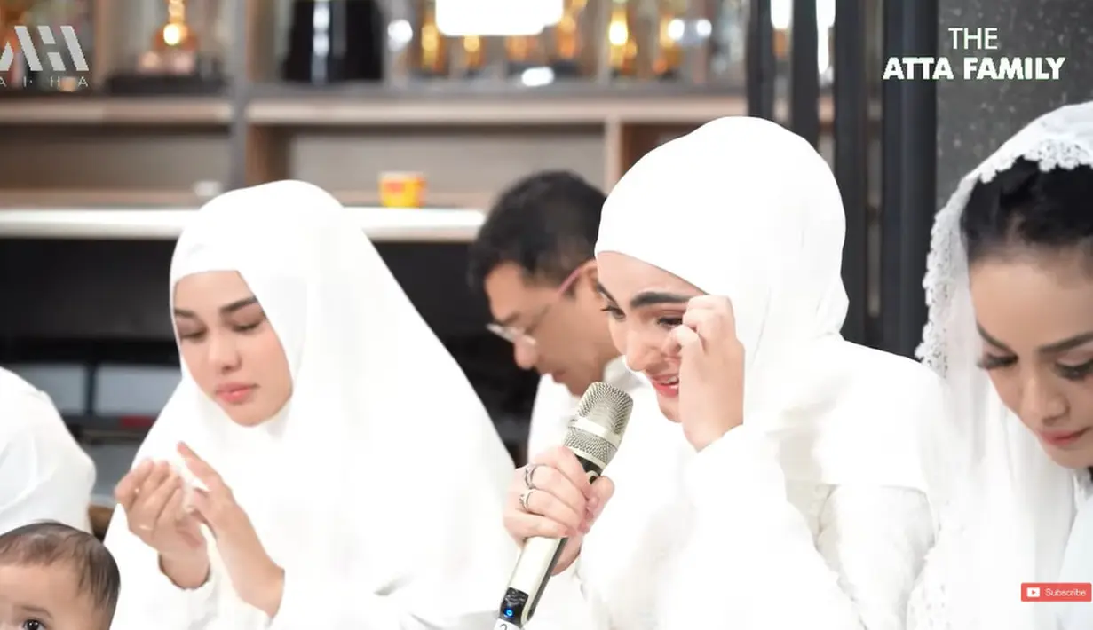 <p>"Mudah-mudahan kalian diberi kelancaran di sana, mudah-mudahan kalian berdua pulang jadi haji yang mabrur," begitu doa Ashanty.&nbsp;(Foto: YouTube/ AH)</p>