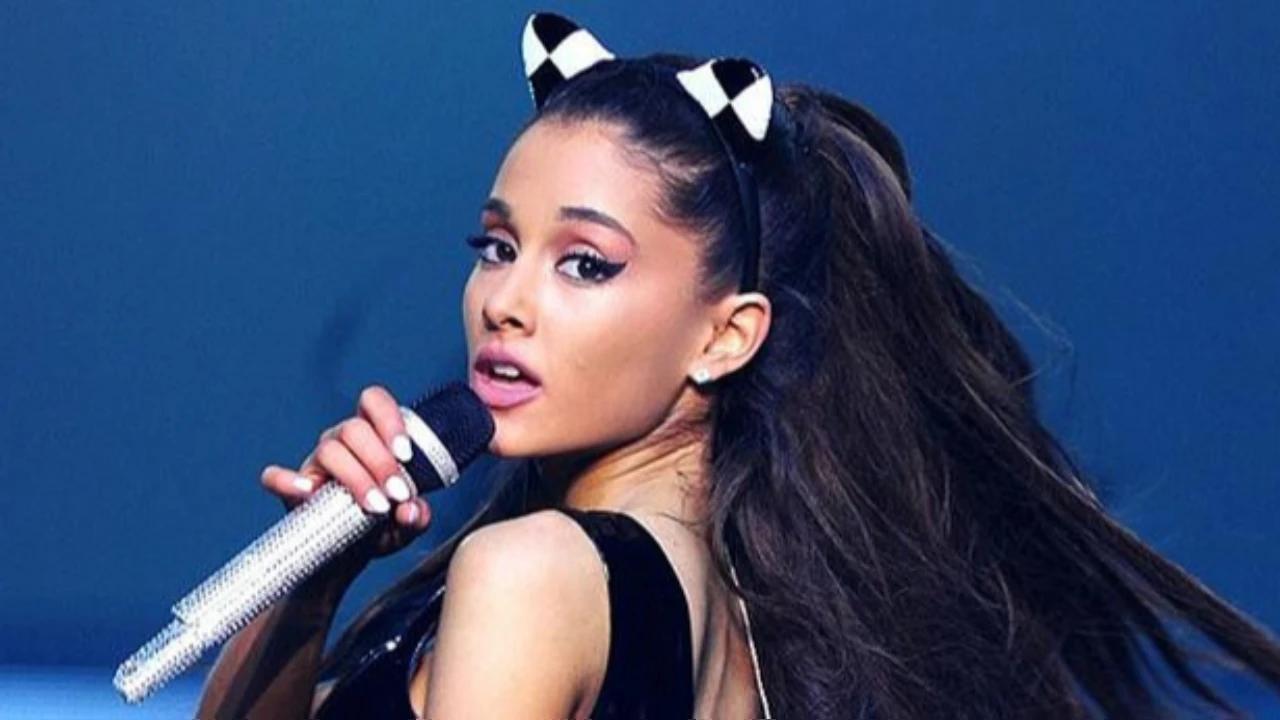 Bikin Geleng Kepala! Ini 9 Hadiah Paling Unik yang Pernah Diterima Selebriti