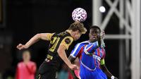 Oskar Ohlenschlaeger dari Fredrikstad (kiri) dan Marc Guehi dari Crystal Palace berebut bola dalam laga playoff UEFA Conference League melawan Fredrikstad di Selhurst Park, London, Kamis, 21 Agustus 2025. (John Walton/PA via AP)