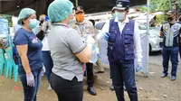 Wali Kota Manado GS Vicky Lumentut memberikan arahan pada petugas kesehatan di Pos Kesehatan yang berada di batas Kota Manado.