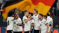 Skuad Jerman merayakan gol kedua mereka yang dicetak oleh Joshua Kimmich dari titik penalti dalam laga Kualifikasi Piala Dunia 2026 antara Jerman dan Luksemburg di Sinsheim, 11 Oktober 2025. (AP Photo/Michael Probst)