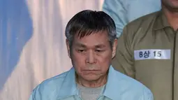 Pastor Korea Selatan Lee Jaerock tiba di Pengadilan Distrik Pusat Seoul untuk menghadiri persidangannya di Seoul (22/11).  Beberapa pengikutnya percaya bahwa Lee Jaerock adalah Tuhan. Lee ditangkap bulan Mei. (AFP Photo/Jung Yeon-je)
