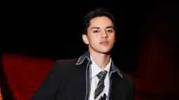 Gaya berpakaian adik Aurelie Moeremans ketika gala premiere ini di-styling oleh fashion stylish Kynan Widjoseno. Kenakan busana dengan nuansa monokrom tetapi ada sentuhan denimnya, Jeremie Moeremans semakin tampan dan pancarkan pesona yang memikat. Makin kece, tatanan rambutnya ditata oleh hair stylish ternama para artis Indonesia yaitu Puja Hairdo. (Liputan6.com/IG/@jeremiemoeremans)