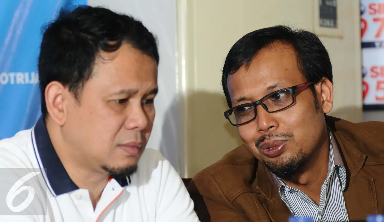 Pengamat Terorisme CIIA, Harits Abu Ulya berbincang Ketua Komisi I DPR RI, Mahfudz Siddiq saat membahas kejadian teror di Sarinah (14/1/2016) di salah satu rumah makan di Jakarta (16/1/2016). (Liputan6.com/Helmi Fithriansyah)