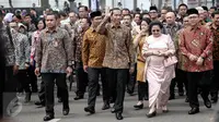 Presiden Jokowi melambaikan tangan saat berjalan kaki menuju situs penjara Banceuy, Bandung, Rabu (1/6). Jokowi napak tilas ke penjara yang pernah jadi tempat penahanan Bung Karno itu. (Liputan6.com/Faizal Fanani)