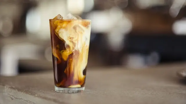Ilustrasi es kopi susu
