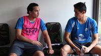 Ezra Walian berbincang dengan Gavin Kwan Adsit seusai berlatih di lapangan Kopasus Atang Sutrisna, Cijantung, Kamis (29/12/2016). (Bola.com/Permana Kusumadijaya)