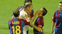Zinedine Zidane pernah terlibat insiden panas dengan Luis Enrique saat masih bermain di laga El Clasico musim 2002 - 2004. (Marca) 