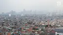 Kondisi langit kota Jakarta dilihat dari lantai 15 Graha BNPB sekitar pukul 13.00 WIB, Kamis (4/7/2019). Menurut paparan AirVisual angka 186 AQI atau Indeks Kualitas Udara berarti setiap orang mungkin mulai mengalami beberapa efek kesehatan. (Liputan6.com/Helmi Fithriansyah)
