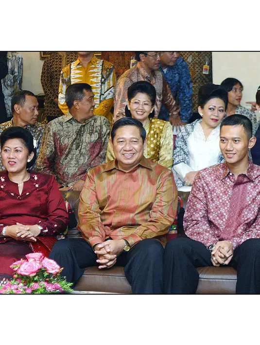 Sedangkan Agus Yudhoyono mengenakan kemeja lengan panjang batik berwarna merah, dipadukan dengan celana panjang hitam. [Foto: Instagram/annisayudhoyono]
