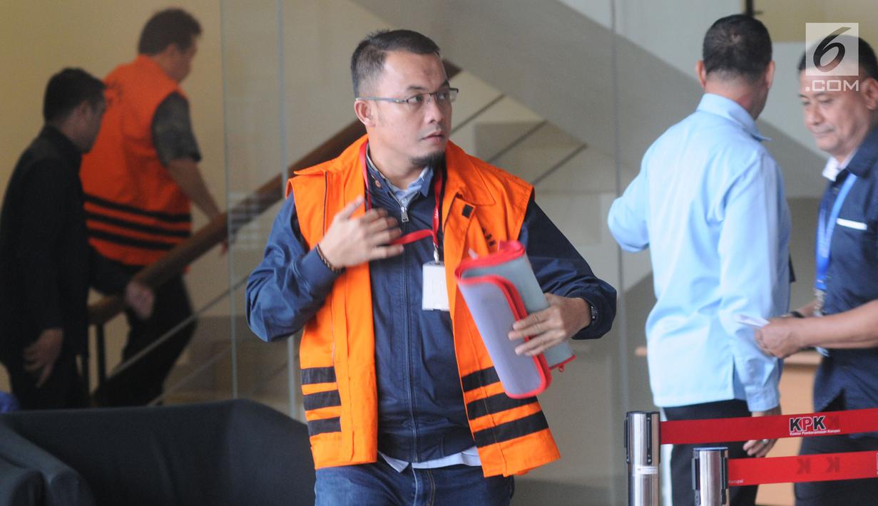 Anggota DPRD Lampung Nonaktif Agus Bhakti Nugroho saat akan menjalani pemeriksaan lanjutan di Gedung KPK, Jakarta, Kamis (6/9). Agus diduga menerima suap proyek infrastruktur di kawasan Lampung Selatan. (Merdeka.com/Dwi Narwoko)