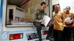 Mendag Thomas Lembong membaca di Mobile magic box saat peluncuran ASEAN Economic Community (AEC) Center di Kemendag, Jakarta, Senin (28/9/2015). AEC Center dibentuk untuk edukasi publik tentang perkembangan dan peluang MEA. (Liputan6.com/Faizal Fanani)