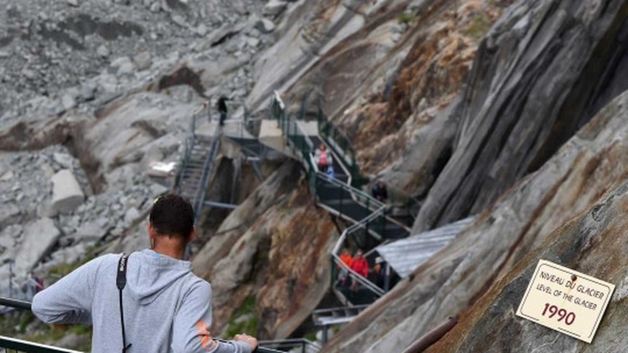 Menelusuri gua es La Grotte de glace di lereng Mont Blanc