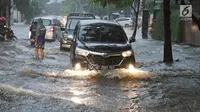 Sejumlah kendaraan menerobos banjir di kawasan Kemang, Jakarta Selatan, Kamis (18/10). Akibat hujan deras, kawasan di Jalan Kemang kembali tergenang air. (Liputan6.com/Herman Zakharia)