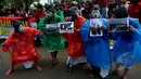 Aksi teaterikal 5 mahasiswa menjadi kurcaci saat aksi "Stop Intervensi Polri" di depan Istana Negara, Jakarta, Jumat (30/1/2015). (Liputan6.com/Johan Tallo)