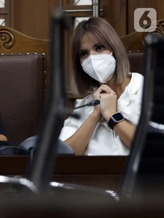 Selebritas Nia Ramadhani saat menjalani sidang lanjutan kasus dugaan penyalahgunaan narkoba di Pengadilan Negeri Jakarta Pusat, Kamis (9/12/2021). Sidang lanjutan tersebut mendengar keterangan saksi ahli. (Liputan6.com/Helmi Fithriansyah)