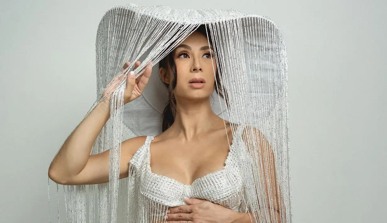 Kali ini dalam tampilan yang lebih terbuka, Jennifer Bachdim pancarkan aura memesona luar biasa. Atasan bralette dan rok dengan high slit, diberi detail pemanis berupa rumbai. Bukankah pesona Jennifer di sini juga luar biasa? Foto: Instagram.