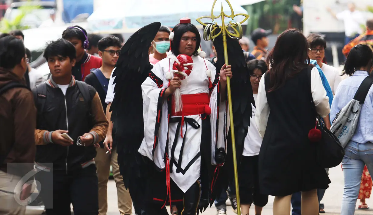 Pengunjung memakai baju khas Jepang saat Festival Jakarta Little Tokyo 2017, Jakarta, Sabtu (13/5). Festival tersebut menjadi ajang untuk masyarakat Indonesia melihat langsung kebudayan negri matahari tersebut. (Liputan6.com/Angga Yuniar)
