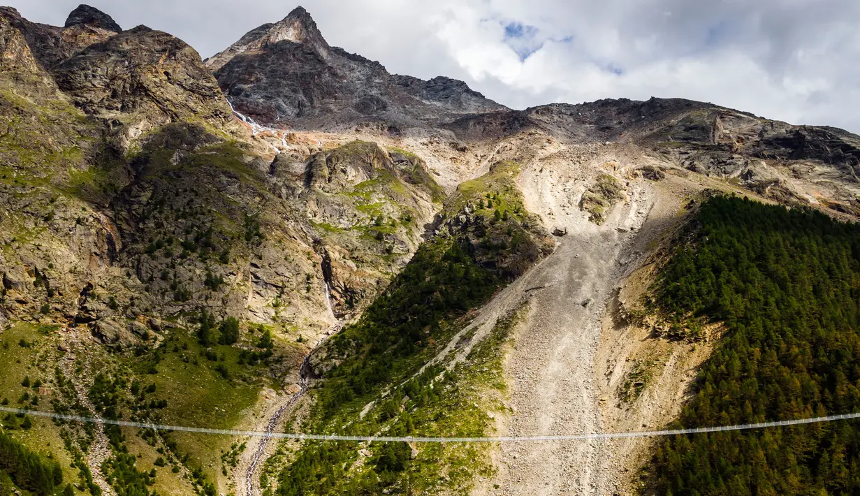 Sebuah jembatan yang disebut sebagai jembatan pejalan kaki terpanjang di dunia sehari sebelum peresmian di Kota Zermatt, Swiss, 29 Juli 2017. Jembatan ini berada di ujung rute mendaki dua hari antara Zermatt dan Grächen (Valentin Flauraud/Keystone via AP)