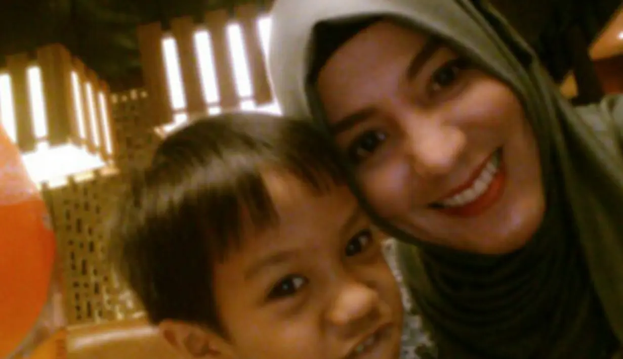 Dalam petikan tulisan itu, Renita mengakui keputus asaan yang terkadang ia rasakan selama sakit. Namun ia menuliskan janji untuk selalu berjuang dan berusaha sembuh demi anaknya itu. (Instagram/irenesukardi)