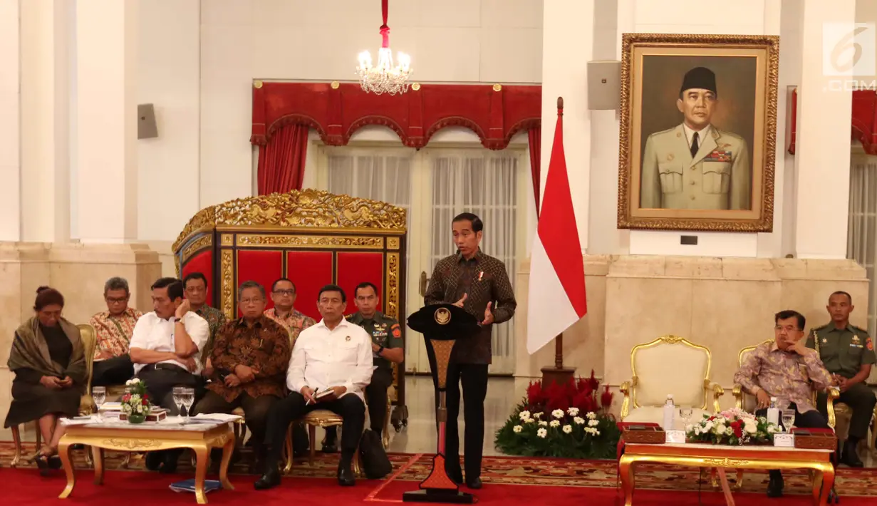 Presiden Joko Widodo atau Jokowi memimpin Sidang Kabinet Paripurna di Istana Negara, Jakarta, Senin (9/4). Sidang membahas ketersediaan anggaran dan pagu indikatif serta prioritas nasional tahun 2019. (Liputan6.com/Angga Yuniar)