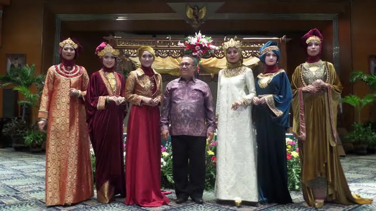 Dian Pelangi Angkat Kain Palembang di DC Fashion Week