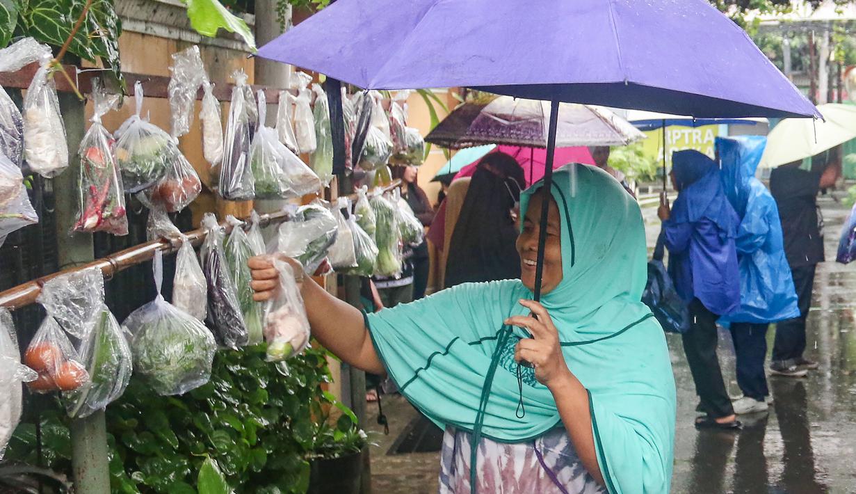 Bertempat di permukiman warga di lingkungan RT 002/RW 04 kawasan Jati Padang, Jakarta, kegiatan tersebut berlangsung. Tampak dalam foto, warga memilih beberapa bahan masakan yang dibagikan secara cuma-cuma di permukiman RT 02/RW 04 kawasan Jati Padang, Jakarta, Jumat (6/3/2026). (merdeka.com/Arie Basuki)
