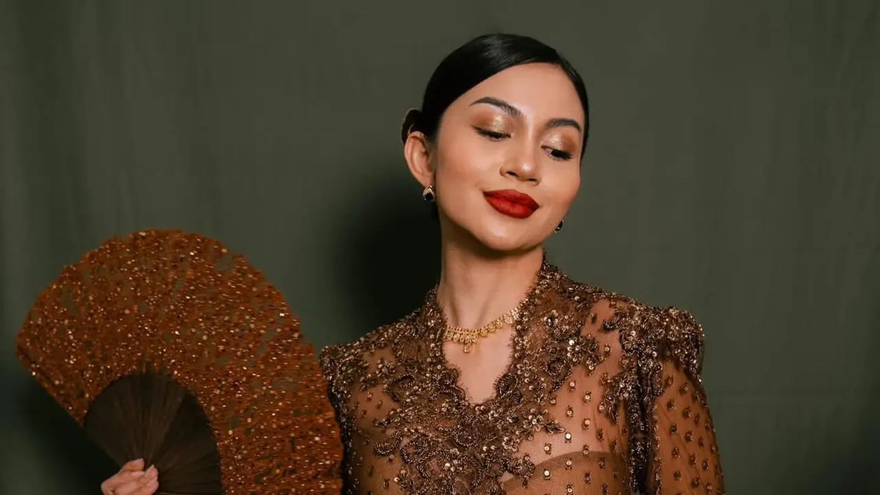 Potret Glamor Ariel Tatum di Hari Kebaya Nasional, Kenakan Kebaya dengan Ratusan Manik-manik