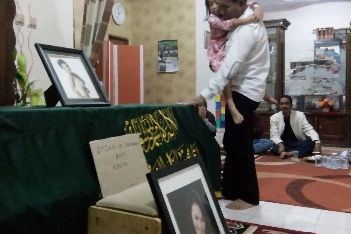Jenazah WNI Endah, korban kecelakaan pesawat di Perth, Australia, tiba di kediamannya di Serang, Banten. (Liputan6.com/Yandhi Deslatama)