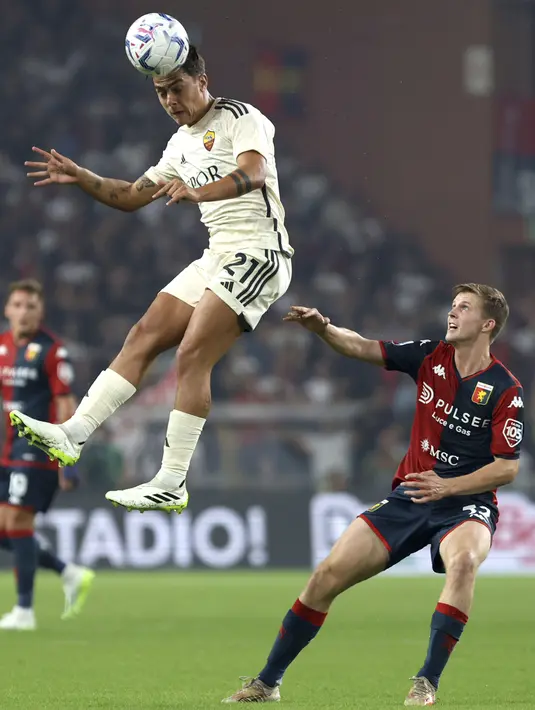 Pemain AS Roma, Paulo Dybala menyundul bola saat laga lanjutan Liga Italia 2023/2024 melawan Genoa yang berlangsung di Luigi Ferraris Stadium, Genoa, Italia, Jumat (29/09/2023) dini hari WIB. (AP Photo/LaPresse/Tano Pecoraro)