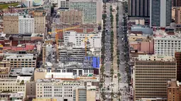 Gambar udara memperlihatkan bangunan Hard Rock Hotel yang tengah dibangun runtuh di pusat kota New Orleans, Sabtu (12/10/2019). Robohnya proyek hotel Hard Rock menyebabkan puing-puing menutupi jalanan sekitar proyek. (AP Photo/Gerald Herbert)