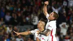 Penyerang Eintracht Frankfurt Santos Borre merayakan gol kedua timnya ke gawang Barcelona pada leg 2 perempat final Liga Europa di Camp Nou, Jumat (15/4/2022). Barcelona secara mengejutkan kalah 2-3 dari Eintracht Frankfurt. (AP Photo/Joan Monfort)