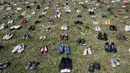 Ribuan sepatu menutupi halaman rumput di depan Gedung Capitol, Washington DC, Selasa (13/3). Sekitar 7000 ribu sepatu hasil sumbangan warga dan aktivis ini melambangkan korban penembakan di bawah usia 18 tahun. (AFP PHOTO/SAUL)