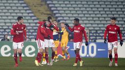 Pemain CSKA-Sofia Hamza Catakovic berselebrasi dengan rekannya usai mencetak gol ke gawang AS Roma selama pertandingan grup C Liga Europa di Nasional Vassil Levski, Bulgaria, Jumat (10/12/2021). Giallorossi menjuarai Grup C setelah meraih kemenangan atas CSKA 3-2. (AP Photo/Dessislava Komarova)