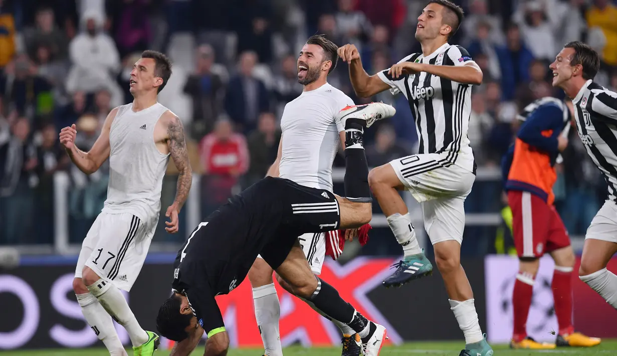 Ekspresi para pemain Juventus merrayakan kemenangan atas Olympiakos pada laga grup D Liga Champions di Allianz stadium, Turin, (27/9/2017). Juventus menang 2-0. (AFP/Marco Bertorello)