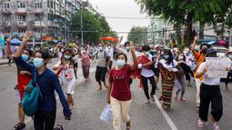 Pengunjuk rasa memberi hormat tiga jari selama demonstrasi menentang kudeta militer di Yangon (3/6/2021). Penggulingan pemerintah terpilih Myanmar oleh militer membuat gelombang kemarahan nasional. (AFP/STR)