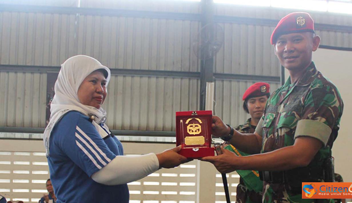Citizen6, Jakarta Timur: Dandenma Kopassus Letkol Inf Sumirating Baskoro menyerahkan cenderamata kepada Kepala Sekolah SMK Karya Guna Jakarta, Dra Sri And. (Pengirim: Penkopassus).