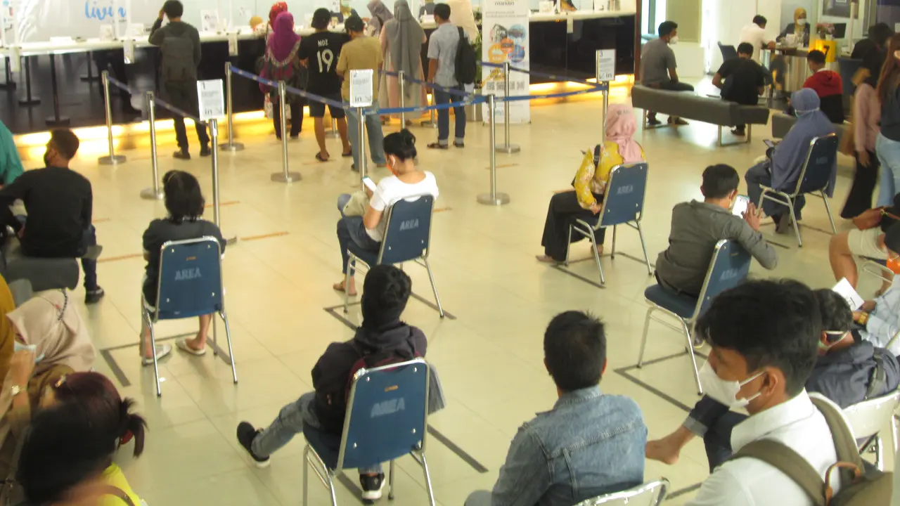 Aktivitas nasabah di Kantor Cabang Bank Mandiri Kendari, Sulawesi Tenggara.(Liputan6.com/Ahmad Akbar Fua)