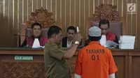 Terpidana kasus pelemparan bom molotov ke Gereja Oikumene, Samarinda, Joko Sugito disumpah sebelum memberikan keterangan pada sidang lanjutan terdakwa bom Thamrin, Aman Abdurrachman di PN Jakarta Selatan, Selasa (27/3). (Liputan6.com/Herman Zakharia)