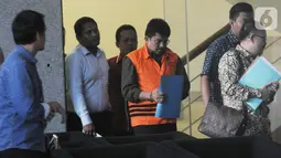 Mantan Kepala Kantor Pelayanan Pajak PMA Tiga Kanwil Jakarta Khusus Yul Dirga usai pemeriksaan di Gedung KPK, Jakarta, Kamis (3/10/2019). Yul resmi ditahan KPK untuk mempermudah pemeriksaan atas kasus dugaan suap terkait restitusi pajak PT WAE tahun pajak 2015 dan 2016. (merdeka.com/Dwi Narwoko)