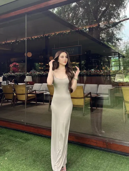 Mendapatkan beberapa kali nominasi wanita tercantik di dunia, paras Agatha Chelsea memang selalu terlihat menawan. Banyak dari penggemar yang kini membanjiri kolom komentar Instagramnya menyebut bahwa kecantikannya sungguh "un-real" karena saking menawannya. (Liputan6.com/IG/@agatha_chelsea)