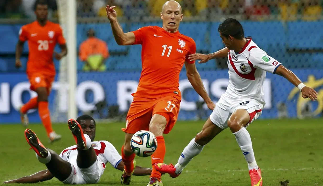 Dua pemain Kosta Rika, Joel Campbell (kiri) dan Oscar Duarte, berusaha menahan laju penyerang Belanda, Arjen Robben saat berlaga di perempat final Piala Dunia 2014 di Stadion Fonte Nova, Salvador, (6/7/2014). (REUTERS/Michael Dalder)
