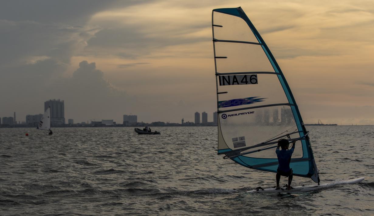 Seorang atlet layar berlatih di Laut Jakarta, Kamis (24/5/2018). Cabang layar menargetkan dua medali emas pada Asian Games 2018 mendatang. (Bola.com/Vitalis Yogi Trisna)