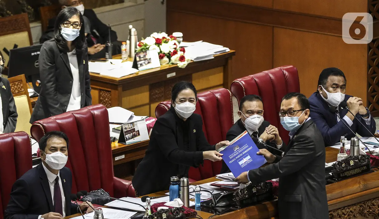 Fraksi Partai Demokrat Marwan C.A memberikan pendapat akhir partainya kepada Ketua DPR Puan Maharani disaksikan Wakil Pimpinan DPR Azis Syamsuddin, Sufmi Dasco Ahmad, dan Rachmad Gobel saat Rapat Paripurna di Kompleks Parlemen, Senayan, Jakarta (5/10/2020). (Liputan6.com/Johan Tallo)