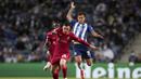 Bek Liverpool, Andrew Robertson membawa bola dari kejaran pemain Porto, Otavio pada pertandingan grup B Liga Champions di stadion Dragao di Porto, Portugal, Rabu (29/9/2021). Liverpool menang telak atas Porto 3-0.  (AP Photo/Luis) Vieira)